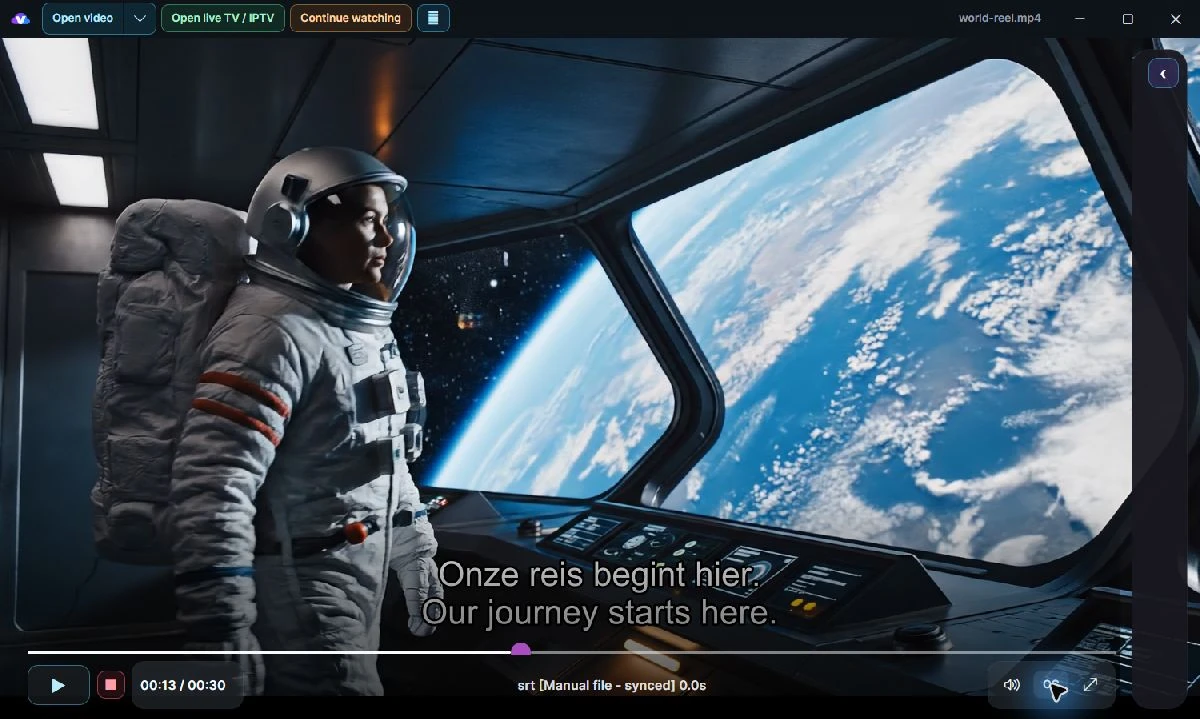 Echt scherm van Simple 1.0.1 dat een SRT met Nederlandse en Engelse voorbeeldregels bij een promovideo afspeelt.
